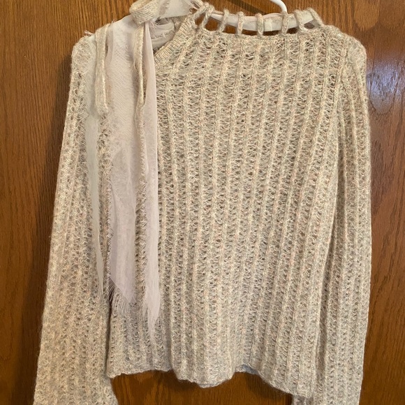 Asymmetrical cold-shoulder sweater w/feminine bow - Picture 4 of 4